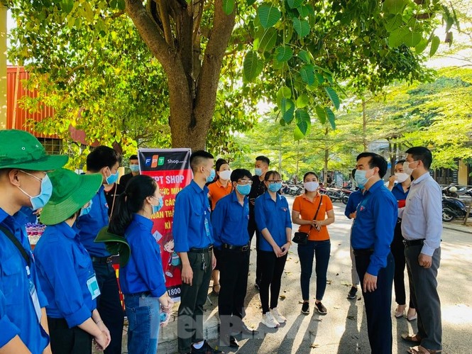 Hơn 500 sinh viên tình nguyện Thái Bình xuống đường tiếp sức mùa thi - ảnh 2