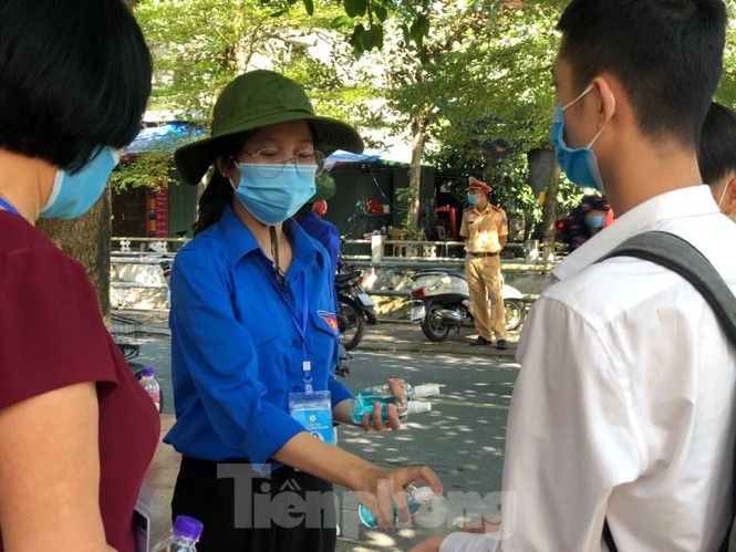 Hơn 500 sinh viên tình nguyện Thái Bình xuống đường tiếp sức mùa thi - ảnh 11