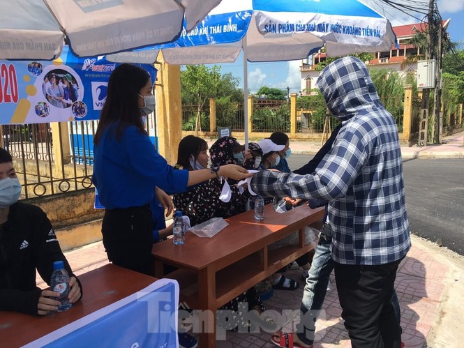 Hơn 500 sinh viên tình nguyện Thái Bình xuống đường tiếp sức mùa thi - ảnh 10