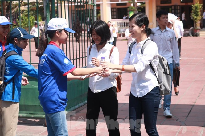Hơn 500 sinh viên tình nguyện Thái Bình xuống đường tiếp sức mùa thi - ảnh 7