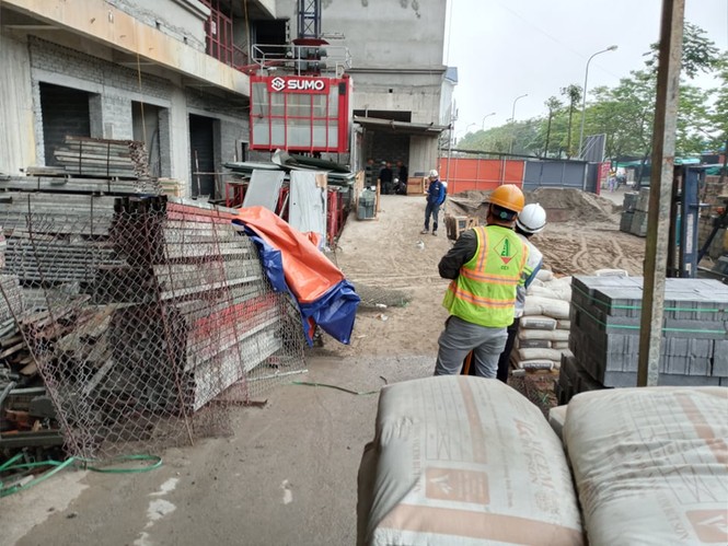 Công trình xây dựng tại dự án bên kia cầu Đông Trù, địa phận huyện Đông Anh vẫn để cho công nhân thi công bên trong tấp nập (sáng 2/4-PV) bất chấp lệnh tạm dừng của lãnh đạo TP Hà Nội về phòng chống dịch COVID-19.
