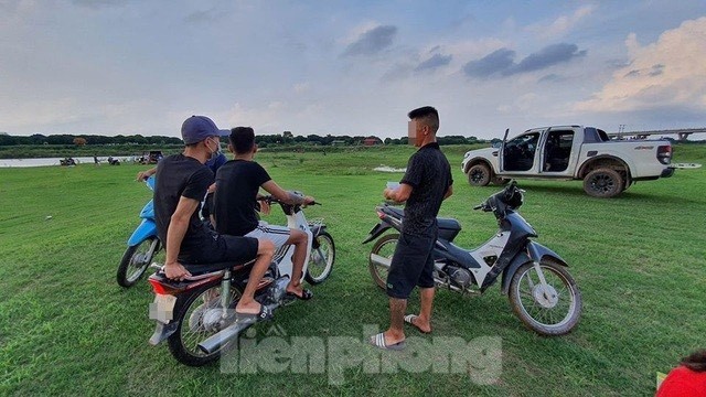 Yêu cầu kiểm tra việc thu phí người dân xuống bãi cỏ ven sông Hồng - ảnh 1