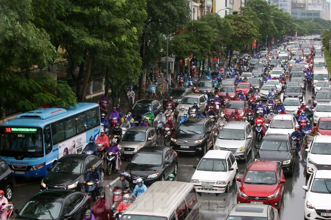 Vượt 'biển người' tới công sở dưới cơn mưa Hà thành - ảnh 11