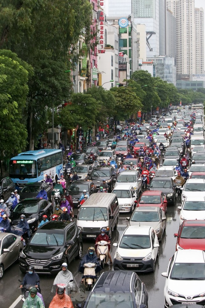 Vượt 'biển người' tới công sở dưới cơn mưa Hà thành - ảnh 12