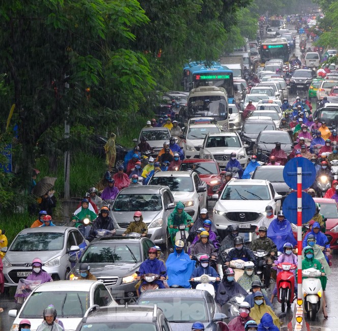 Vượt 'biển người' tới công sở dưới cơn mưa Hà thành - ảnh 4