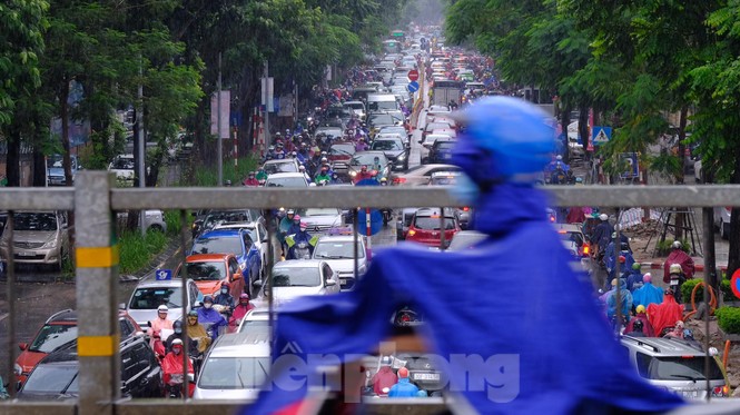 Vượt 'biển người' tới công sở dưới cơn mưa Hà thành - ảnh 6