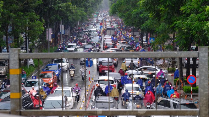 Vượt 'biển người' tới công sở dưới cơn mưa Hà thành - ảnh 7