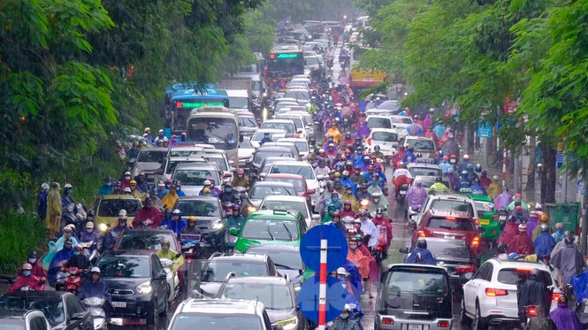 Vượt 'biển người' tới công sở dưới cơn mưa Hà thành - ảnh 1