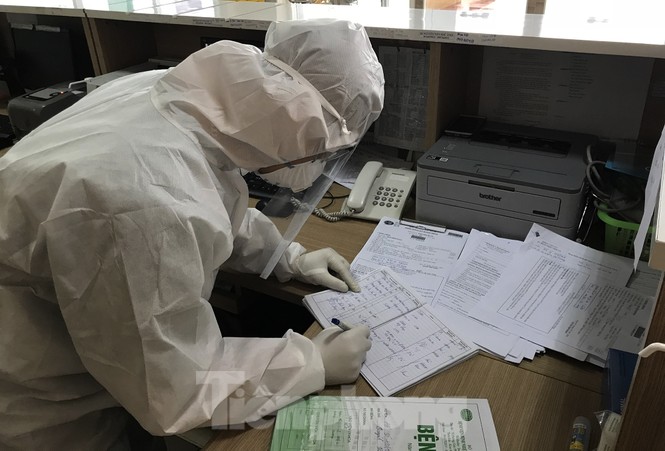 Vào ‘đại bản doanh’ xem bác sĩ và bệnh nhân hợp sức chống virus corona - ảnh 1