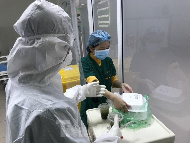 Vào ‘đại bản doanh’ xem bác sĩ và bệnh nhân hợp sức chống virus corona - ảnh 10