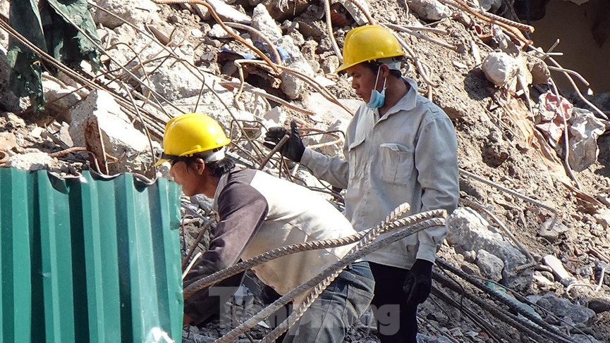 Công nhân, máy xúc leo cao chót vót dỡ công trình dưới nắng đỉnh điểm - ảnh 4