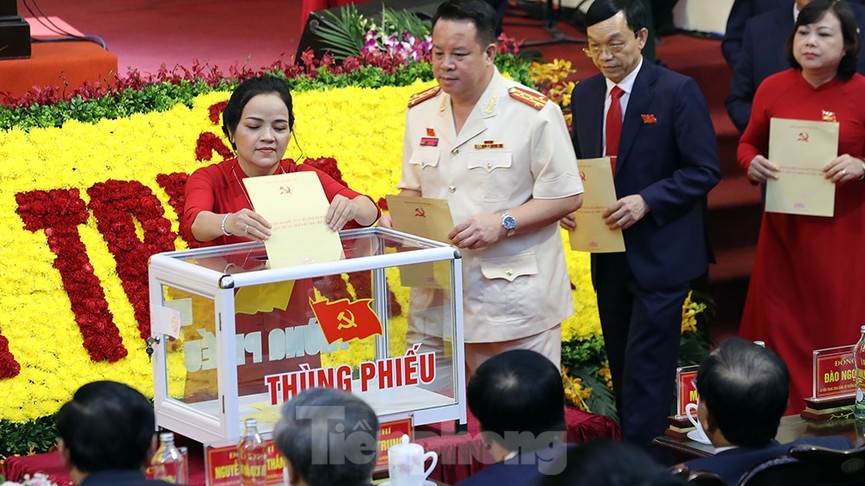 Ban chấp hành Đảng bộ tỉnh Hà Nam khoá XX chính thức ra mắt - ảnh 4