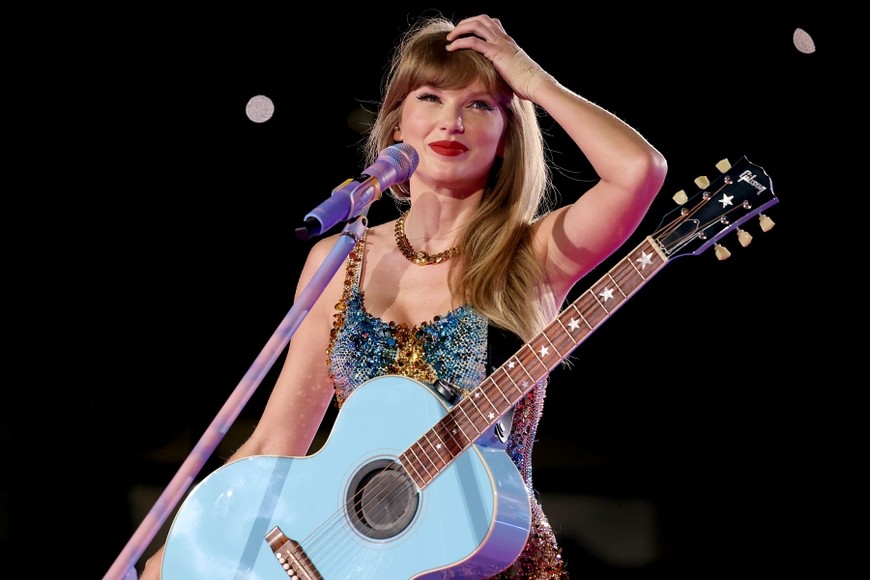 Taylor Swift bị khán giả ném đồ vào người lúc rời sân khấu sau concert