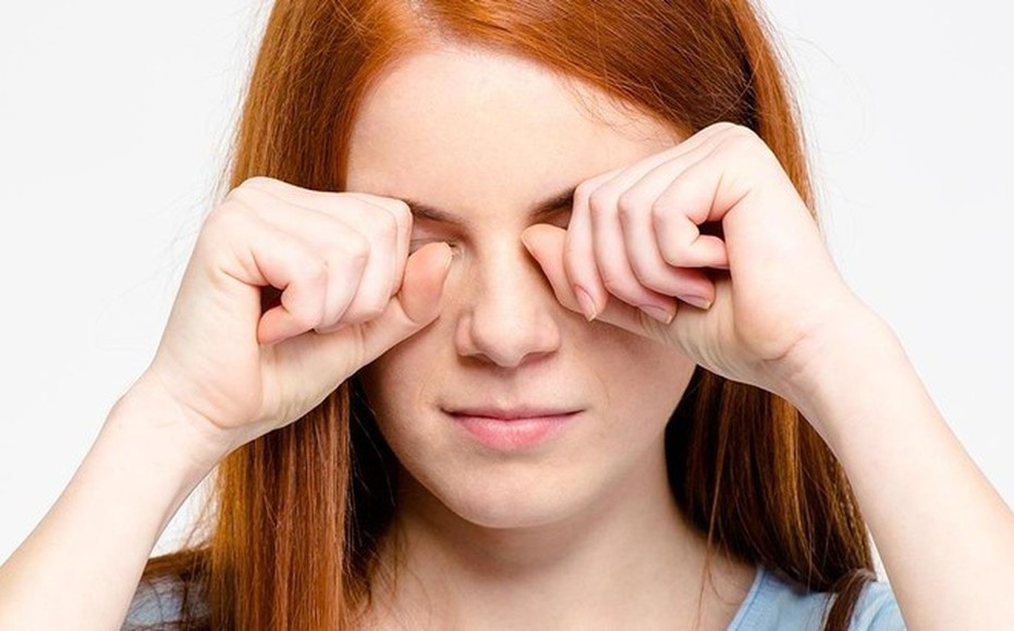 Thói quen dụi mắt nguy hại như thế nào?
