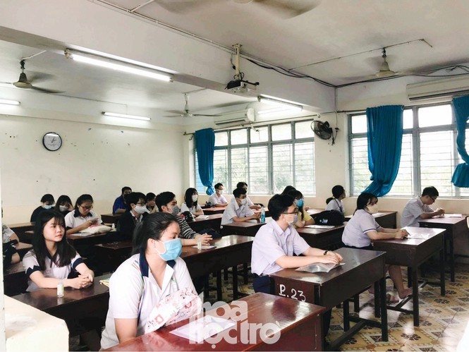 Thi tốt nghiệp THPT trên máy tính: Học sinh và giáo viên còn dè chừng vì nhiều lí do - ảnh 1