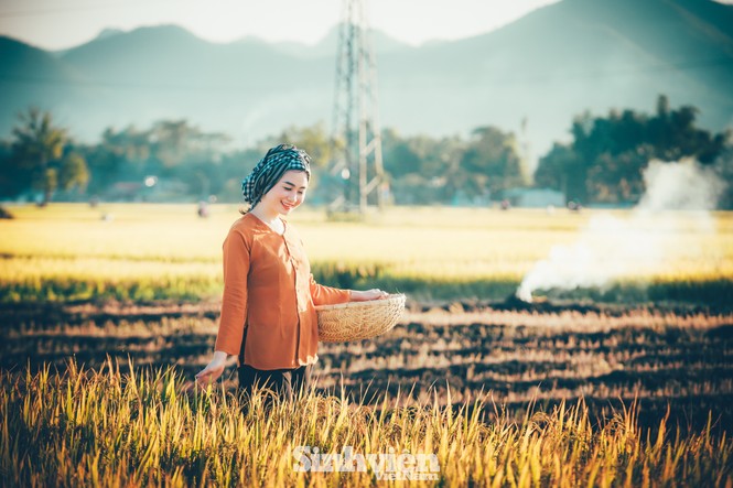 Choáng ngợp trước bộ ảnh đẹp tựa thiên thần khi hóa thân thành nông dân của Hoa khôi Tài Chính - ảnh 3