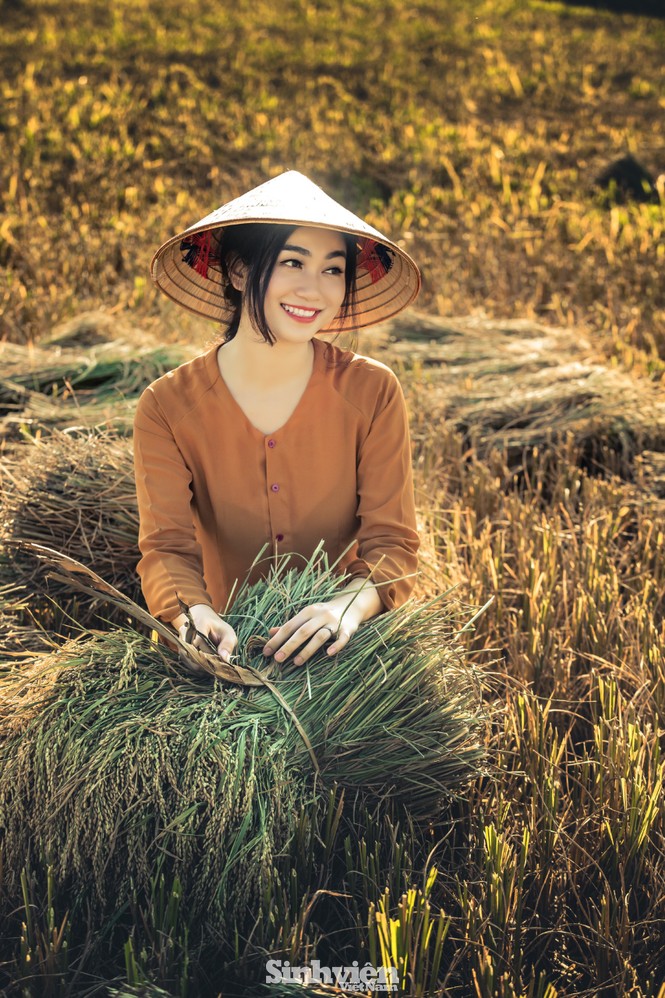 Choáng ngợp trước bộ ảnh đẹp tựa thiên thần khi hóa thân thành nông dân của Hoa khôi Tài Chính - ảnh 6