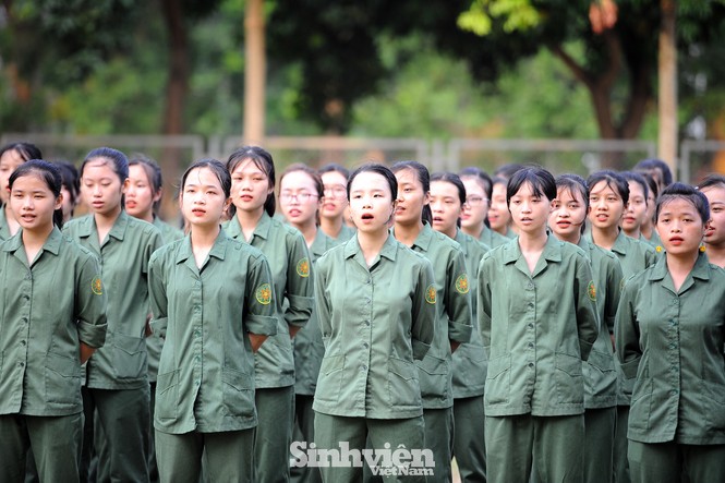 Ngắm nhìn nữ sinh Học viện Nông nghiệp hăng say tập đội ngũ - ảnh 13