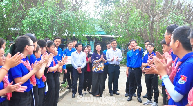 Bí thư thứ nhất Trung ương Đoàn thăm sinh viên tình nguyện Bạc Liêu và Đồng Tháp - ảnh 7