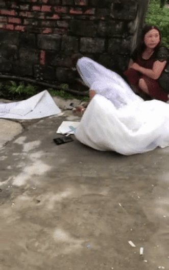 Mặc quan viên hai họ trong hôn trường, cô dâu vẫn ngồi xổm miệt mài bấm máy "cộng sổ" ảnh 1