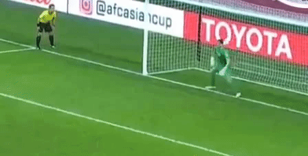 Khoa học lý giải dụng ý "múa quạt" đầy hài hước trong loạt sút penalty của Văn Lâm ảnh 1
