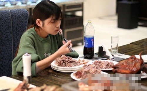 Cô gái bị các nhà hàng từ chối vì ăn quá nhiều