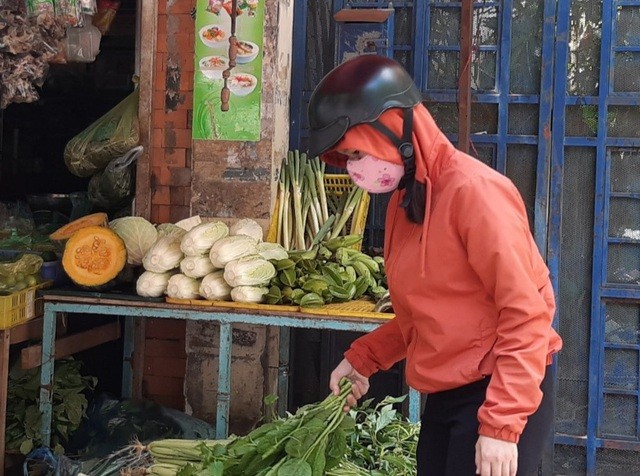 Mùa khó, sinh viên xa nhà ăn cơm 10.000 đồng, tận dụng thức ăn thừa...