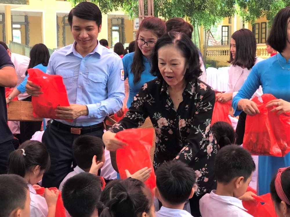 Mang Trung thu đến con em công nhân, thiếu nhi khó khăn