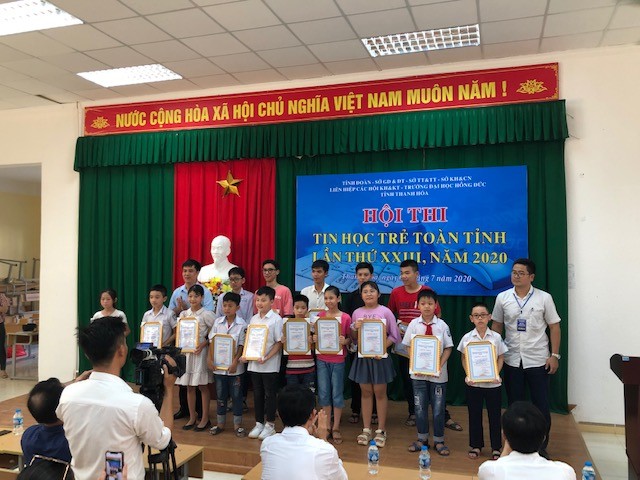 Nhiều thí sinh nhí tham gia hội thi tin học trẻ