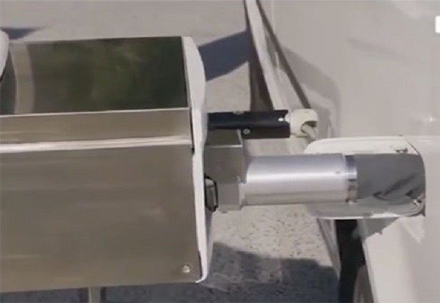 Robot đổ xăng tự động