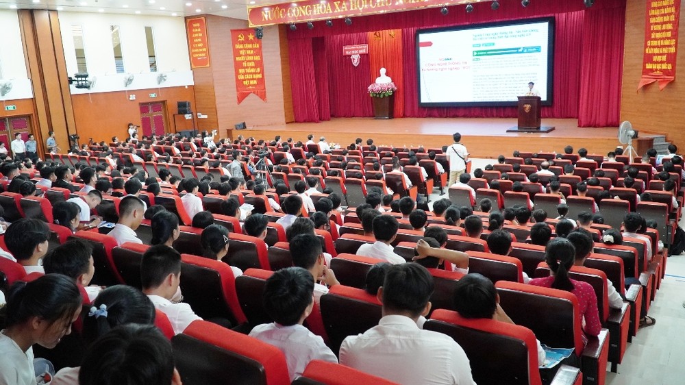 Huế: Chủ tịch tỉnh đối thoại với 500 học sinh về định hướng nghề nghiệp CNTT