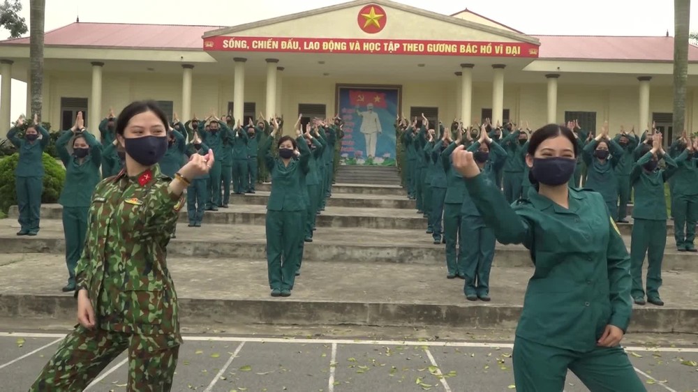 Hàng trăm nam thanh nữ tú Bộ Tư lệnh Thủ đô nhảy ''Ghen cô Vy''