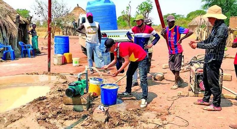 Chàng trai Việt và hành trình thiện nguyện ở trời Phi