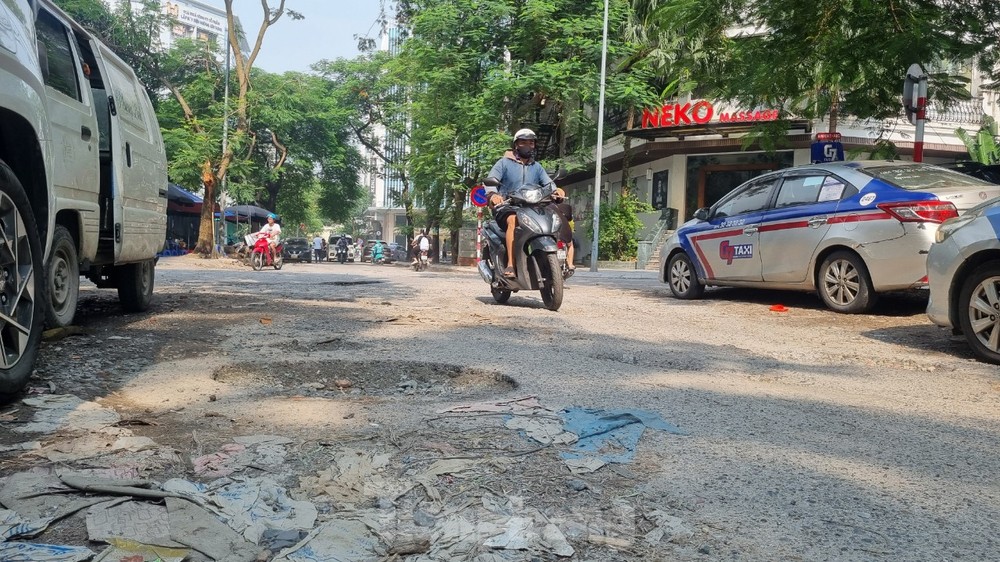 Đường tại trung tâm quận Cầu Giấy, Hà Nội "nát như tương" ảnh 13