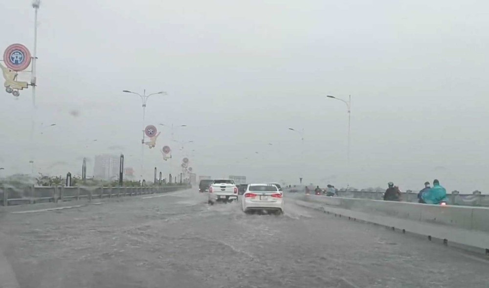 Người Hà Nội ‘bơi’ trên cầu Vĩnh Tuy trong cơn mưa giờ tan tầm ảnh 2