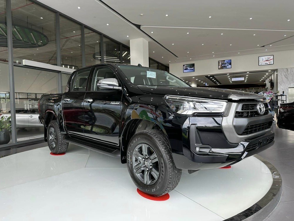 Rộ tin Toyota Hilux 2024 sắp bán tại Việt Nam