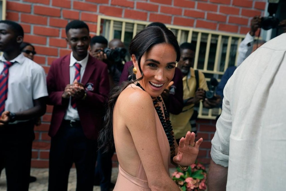 Đệ nhất phu nhân Nigeria chỉ trích Meghan Markle mặc hở