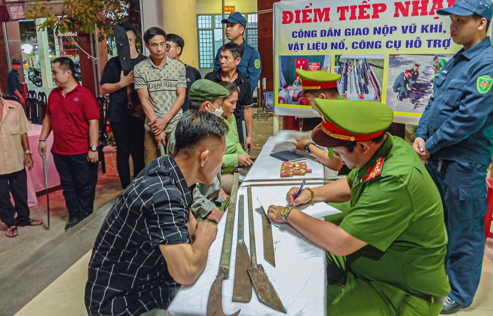 Người dân Đà Nẵng xếp hàng dài giao nộp vũ khí 'nóng' ảnh 2