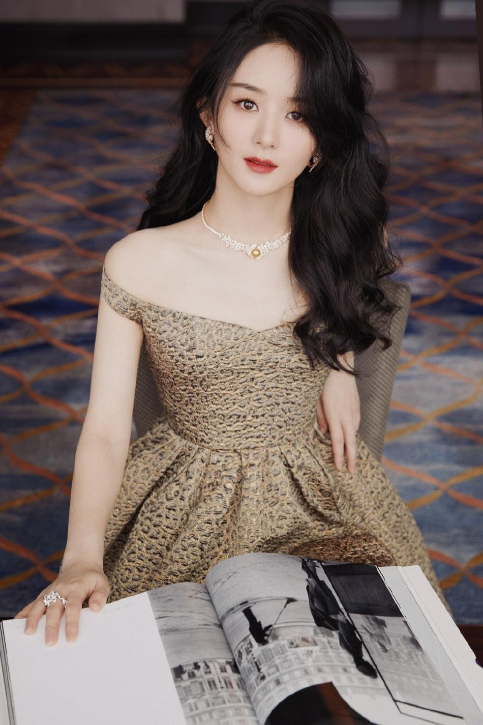 Triệu Lệ Dĩnh, Dương Tử diện váy trắng xinh đẹp khiến fans reo hò
