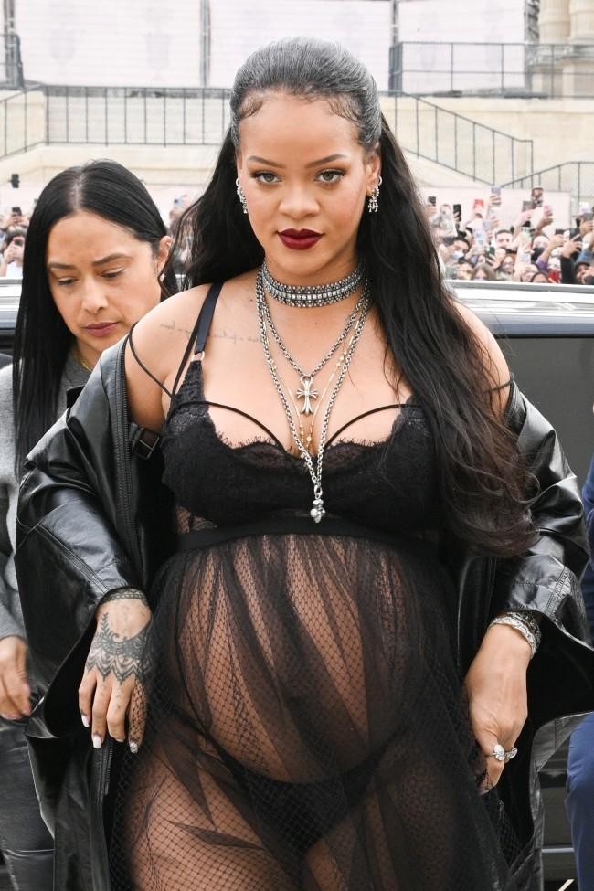 Bà bầu Rihanna gây sốc khi diện nội y dự show thời trang