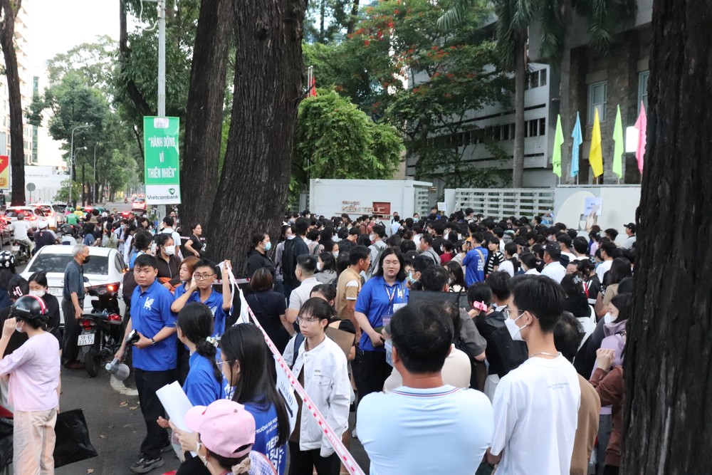 Thí sinh có mặt từ mờ sáng dự thi Năng khiếu tại trường ĐH Kiến trúc TP. HCM ảnh 1