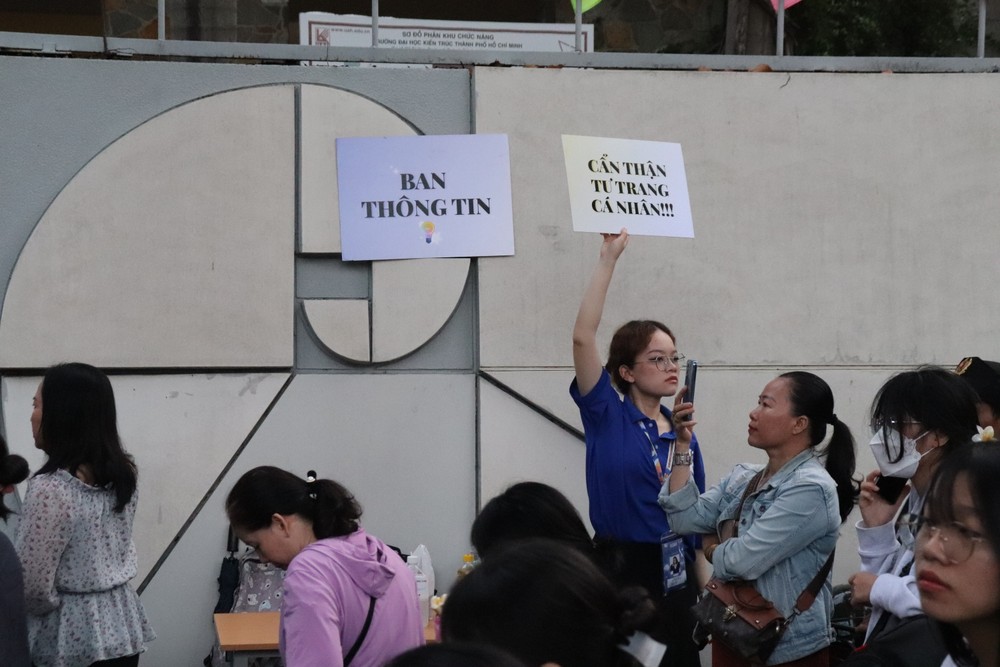 Thí sinh có mặt từ mờ sáng dự thi Năng khiếu tại trường ĐH Kiến trúc TP. HCM ảnh 4