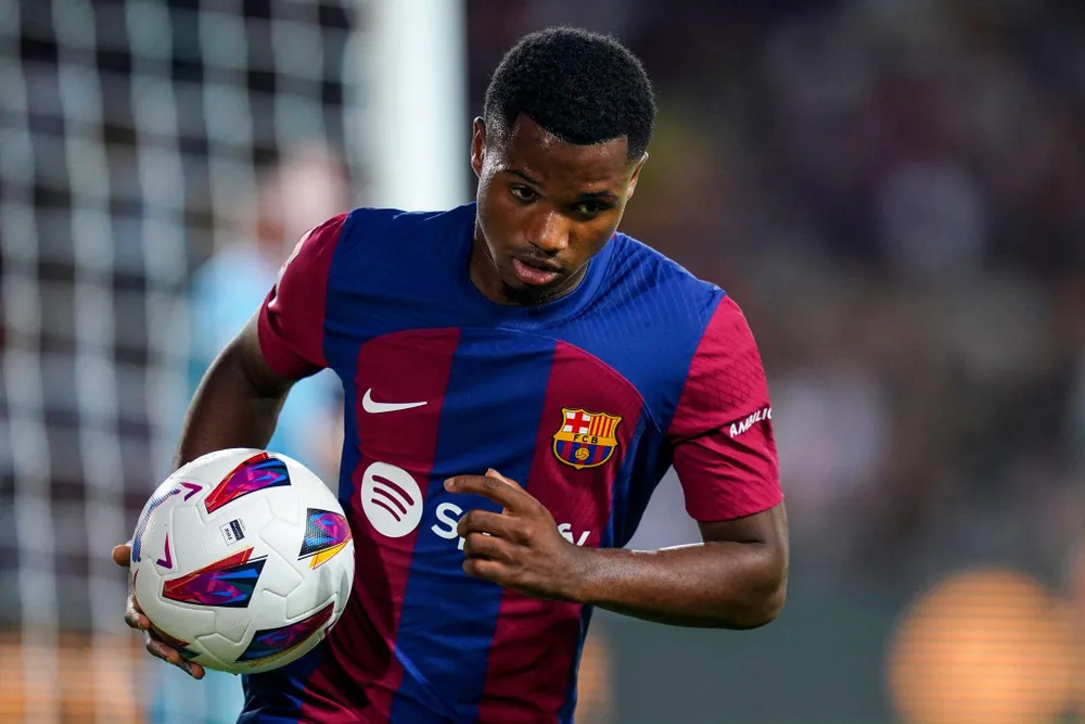 Người kế thừa số 10 của Messi rời Barcelona trong tủi hổ