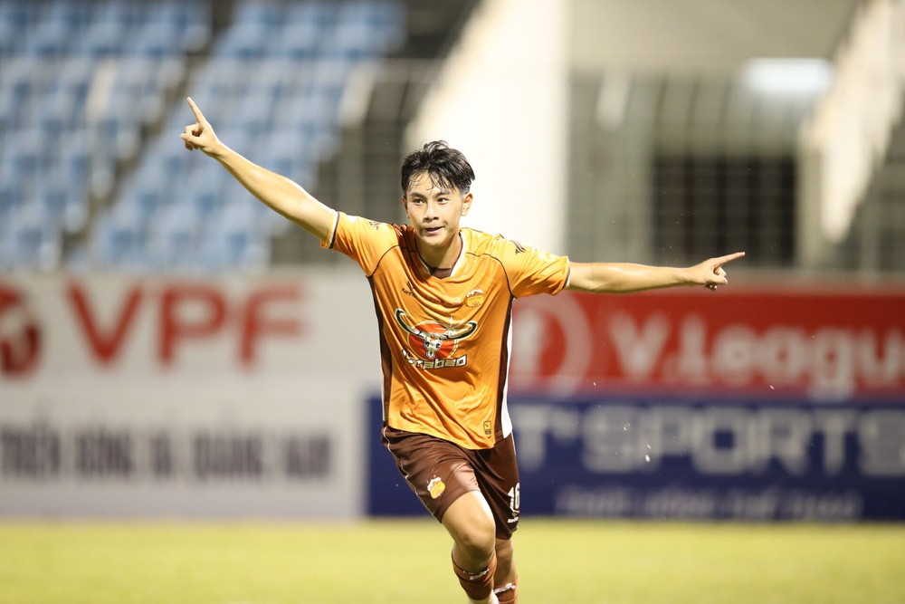 Tiền đạo 16 tuổi Trần Gia Bảo phá 2 kỷ lục khủng ở V.League