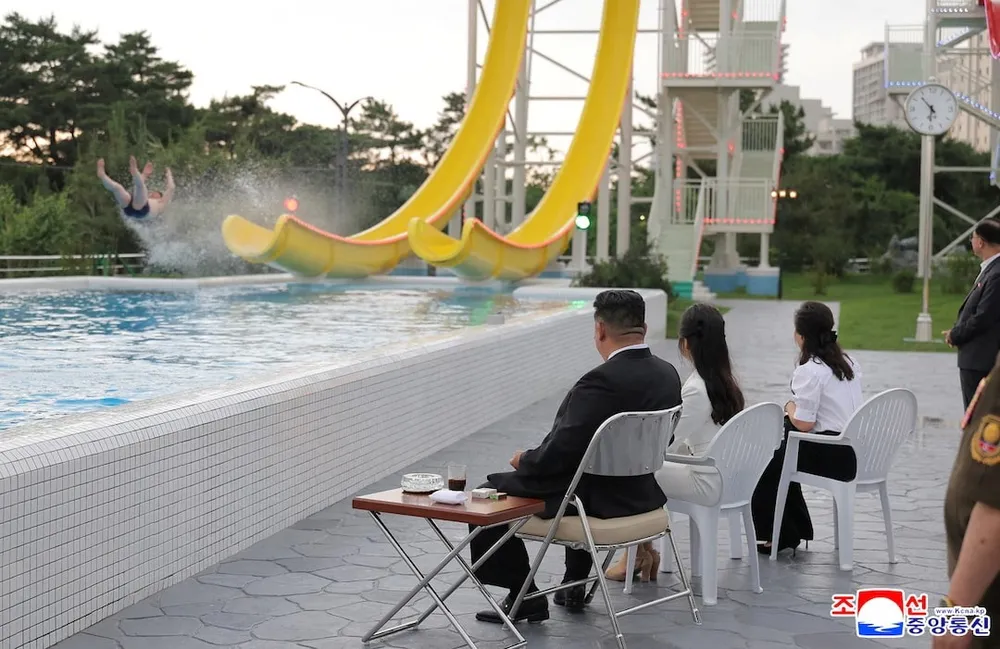 Phu nhân Chủ tịch Triều Tiên lần đầu xuất hiện công khai sau một năm rưỡi vắng bóng ảnh 2 Phu nhân Chủ tịch Triều Tiên lần đầu xuất hiện công khai sau một năm rưỡi vắng bóng ảnh 2