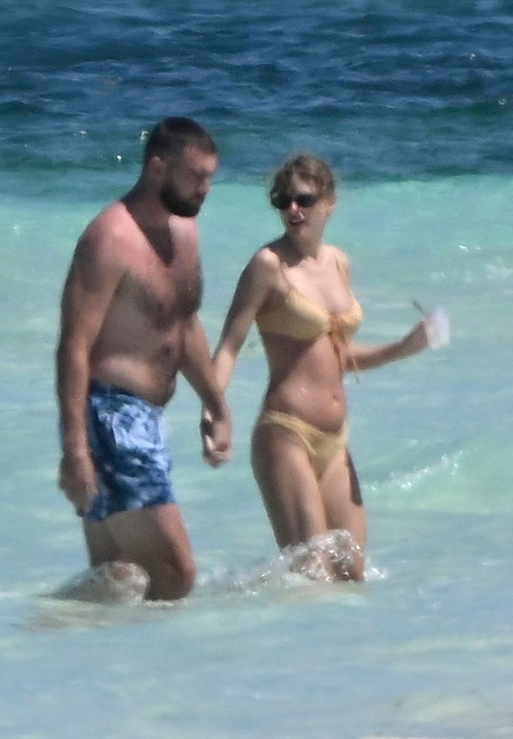 Taylor Swift khoe dáng với bikini, hôn đắm đuối bạn trai
