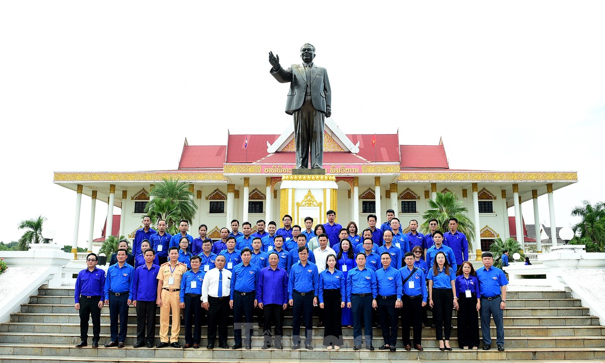 Đoàn đại biểu thanh niên Việt Nam dâng hoa tại tượng Chủ tịch Kaysone Phomvihane ảnh 7