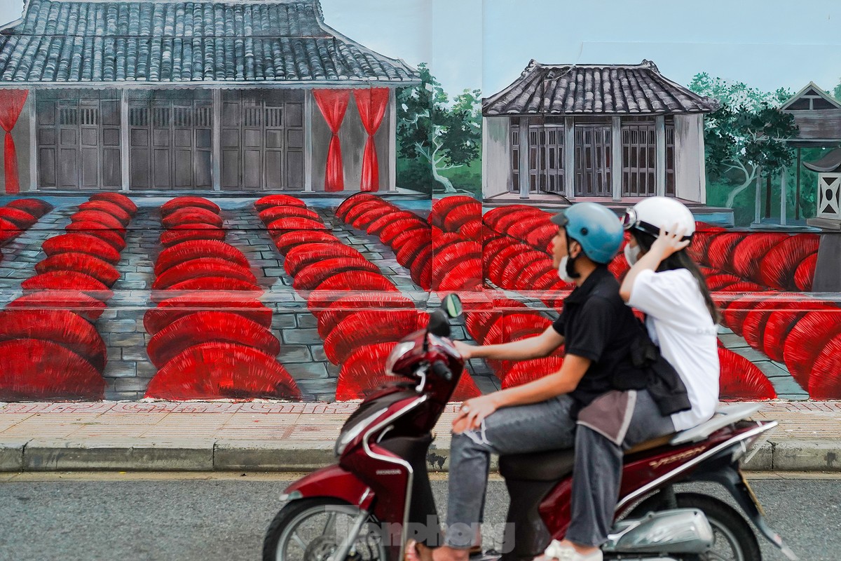 Bức bích họa 'khủng' đẹp hút hồn giữa trung tâm TPHCM ảnh 2