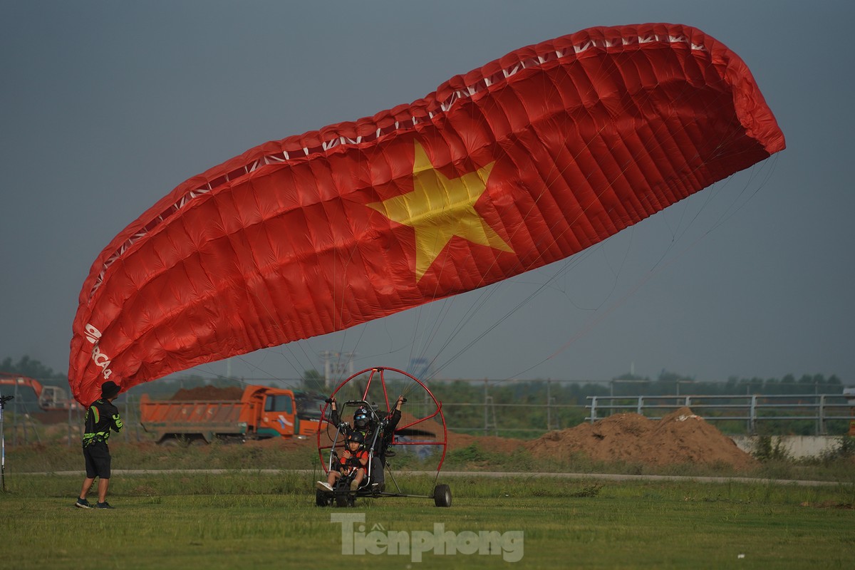 Chi gần 3 triệu đồng bay dù lượn ngắm TPHCM ảnh 3