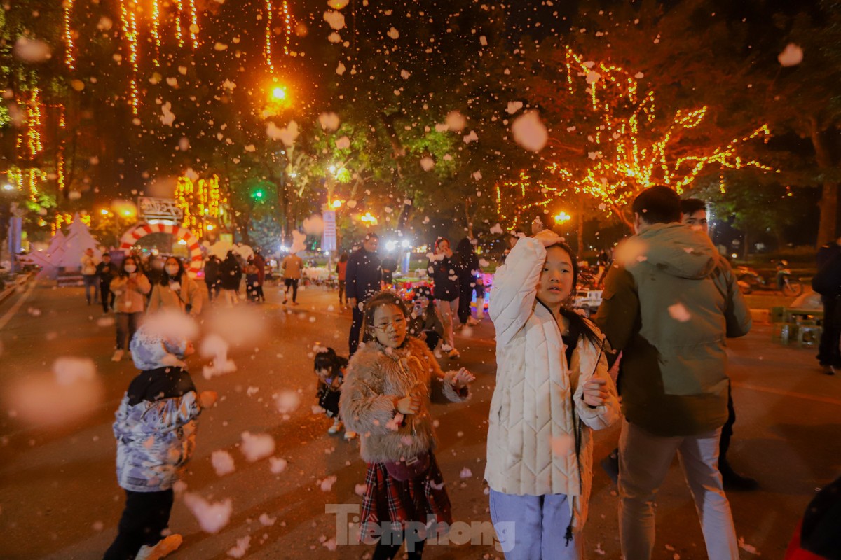 Người dân Hà Nội ngắm tuyết rơi đón Giáng sinh trên phố đi bộ ảnh 3